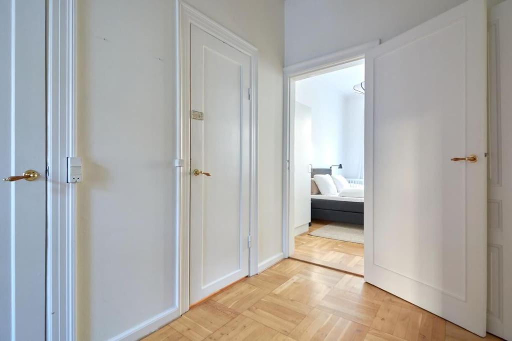 Huoneisto Moderen And Sleek 3br With Bath By The Lakes And Metro Kööpenhamina