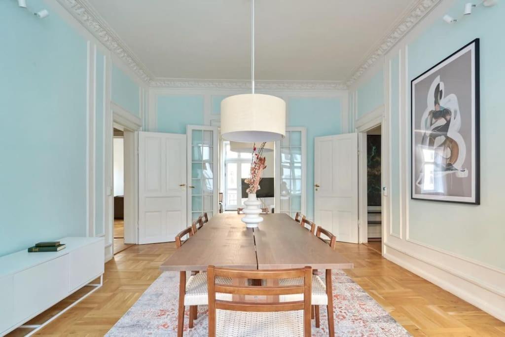 Huoneisto Moderen And Sleek 3br With Bath By The Lakes And Metro *