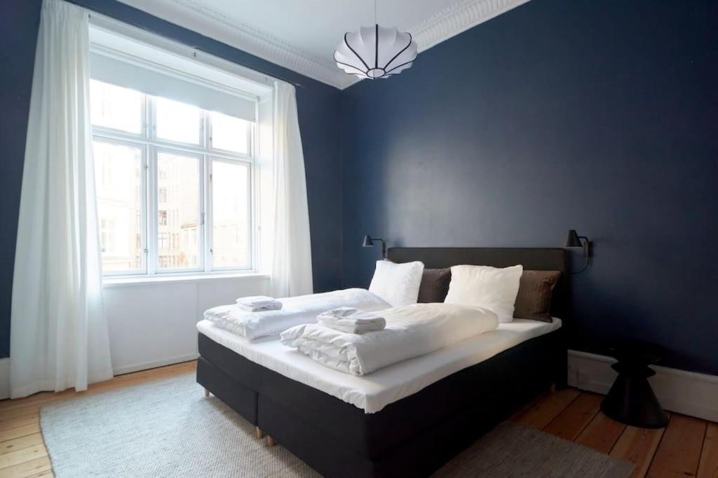 Huoneisto Moderen And Sleek 3br With Bath By The Lakes And Metro *