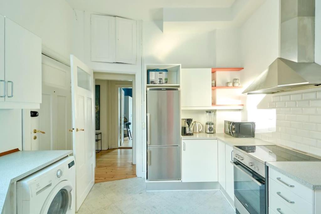 Moderen And Sleek 3br With Bath By The Lakes And Metro