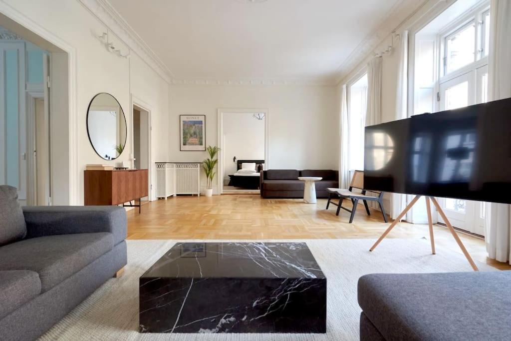 Appartement Moderen And Sleek 3br With Bath By The Lakes And Metro *