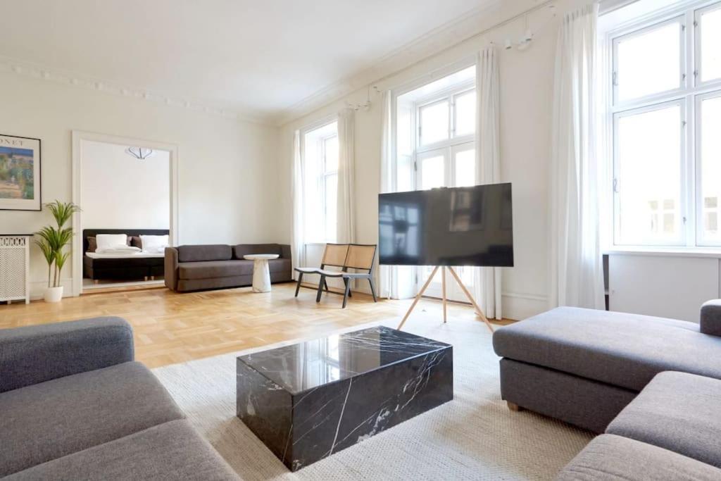 Apartment Moderen And Sleek 3br With Bath By The Lakes And Metro