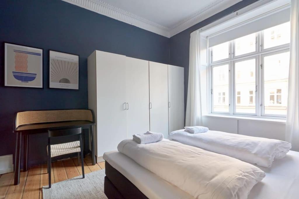Huoneisto Moderen And Sleek 3br With Bath By The Lakes And Metro *