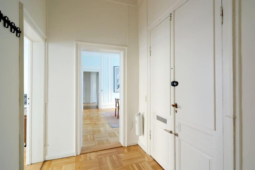 Huoneisto Moderen And Sleek 3br With Bath By The Lakes And Metro Kööpenhamina