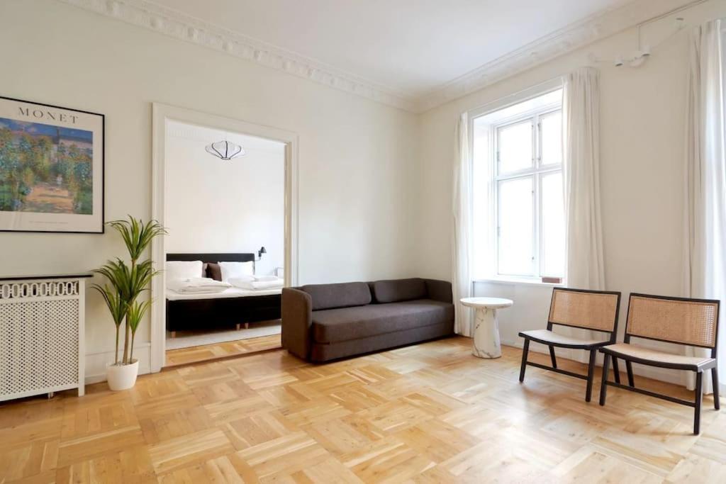 Moderen And Sleek 3br With Bath By The Lakes And Metro *