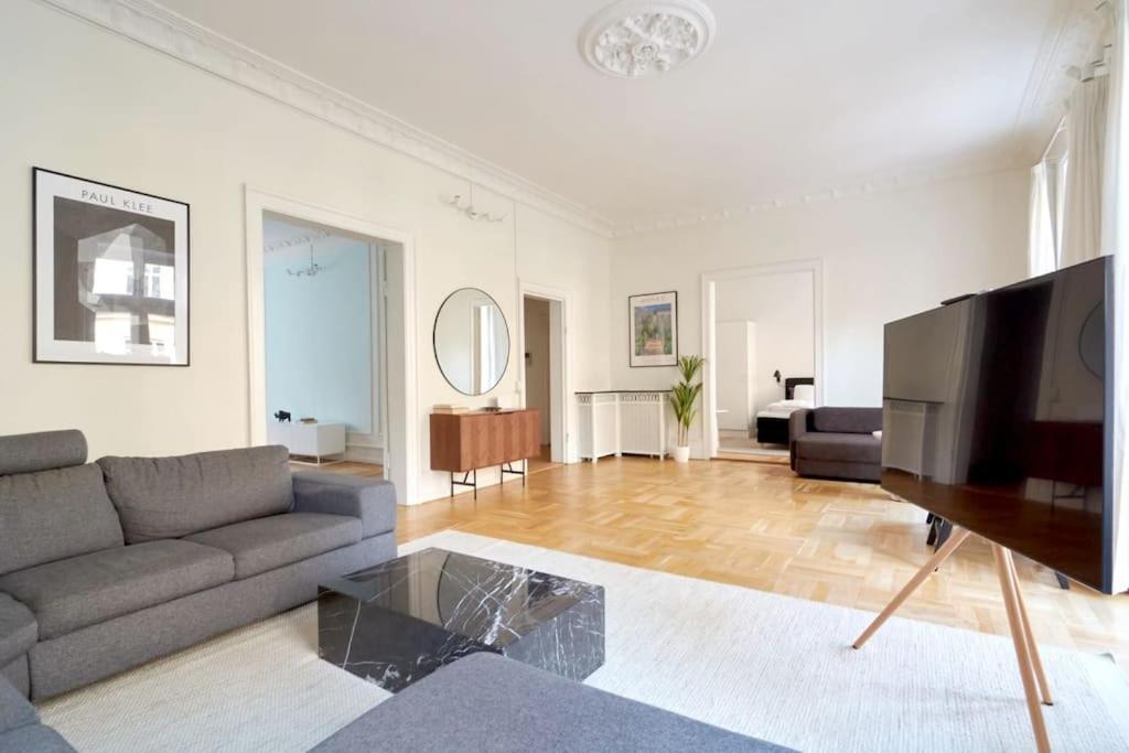 Apartment Moderen And Sleek 3br With Bath By The Lakes And Metro *