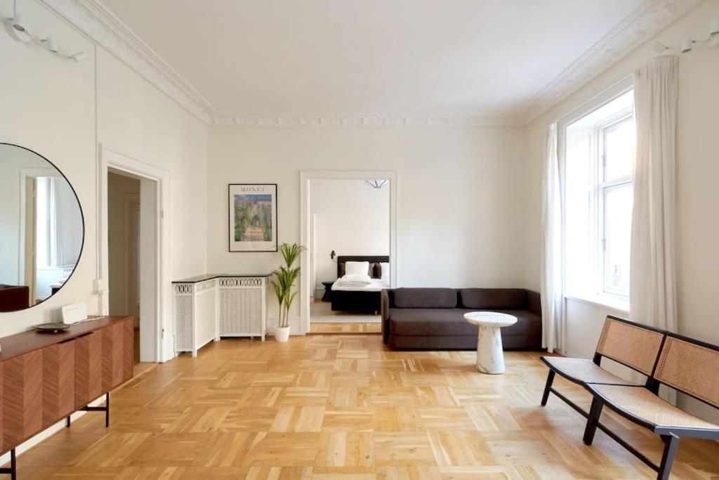 Moderen And Sleek 3br With Bath By The Lakes And Metro *