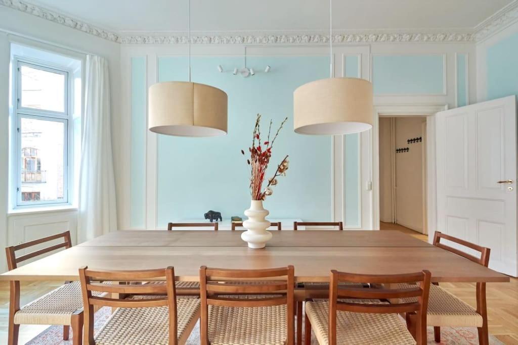 Huoneisto Moderen And Sleek 3br With Bath By The Lakes And Metro