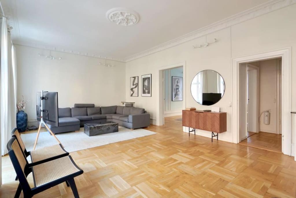 Moderen And Sleek 3br With Bath By The Lakes And Metro *