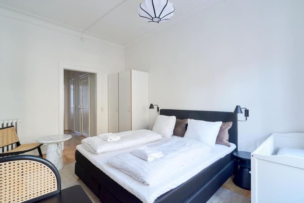 Moderen And Sleek 3br With Bath By The Lakes And Metro