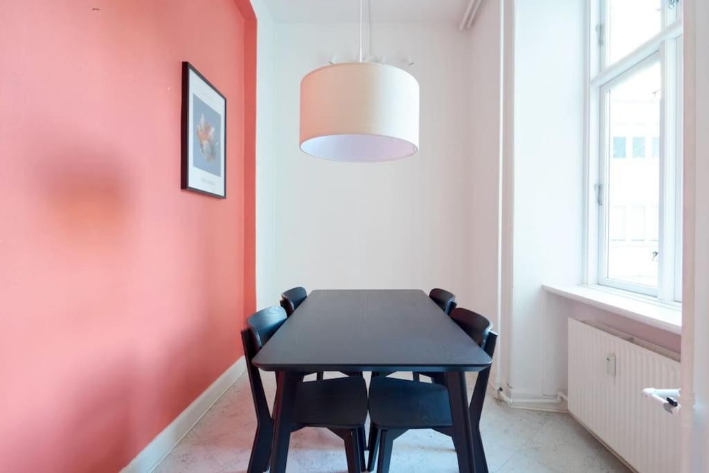Moderen And Sleek 3br With Bath By The Lakes And Metro Apartment
