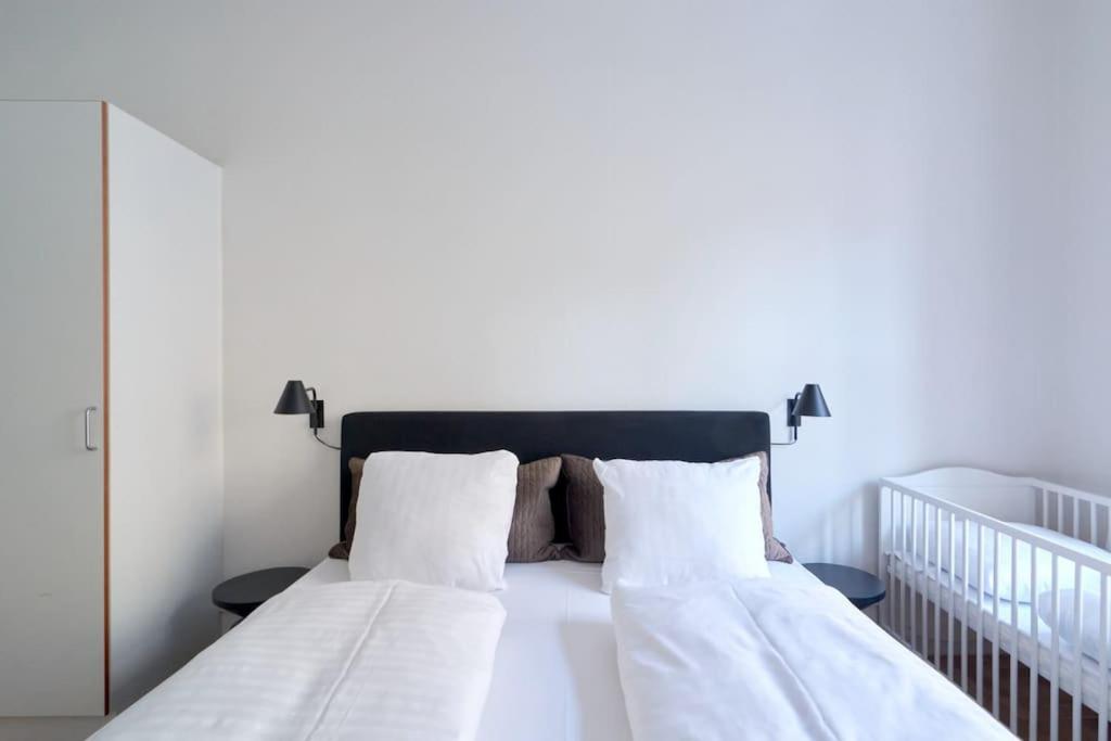 Moderen And Sleek 3br With Bath By The Lakes And Metro Apartment