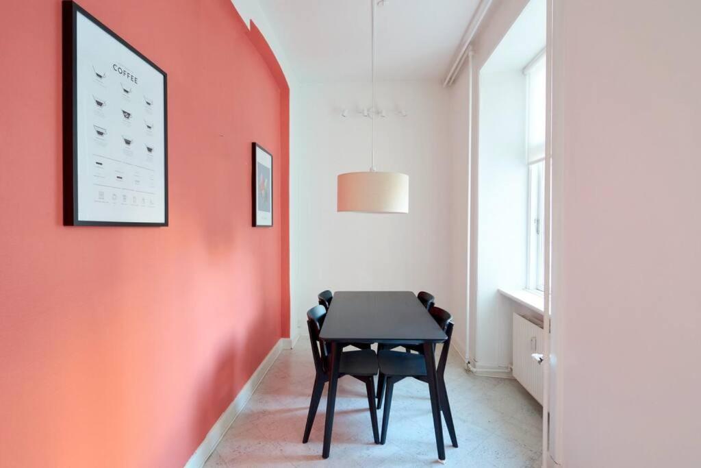 Moderen And Sleek 3br With Bath By The Lakes And Metro Huoneisto