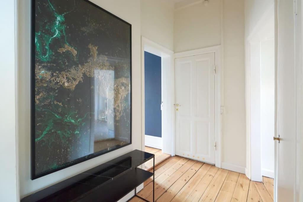 Huoneisto Moderen And Sleek 3br With Bath By The Lakes And Metro Kööpenhamina