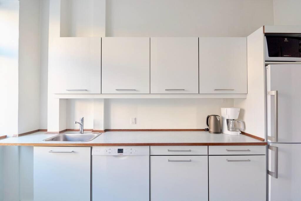 Large & Stylish Flats In Trendy & Vibrant Neighbourhood Apartment