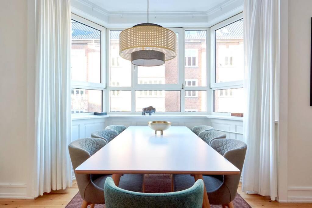Large & Stylish Flats In Trendy & Vibrant Neighbourhood Apartment
