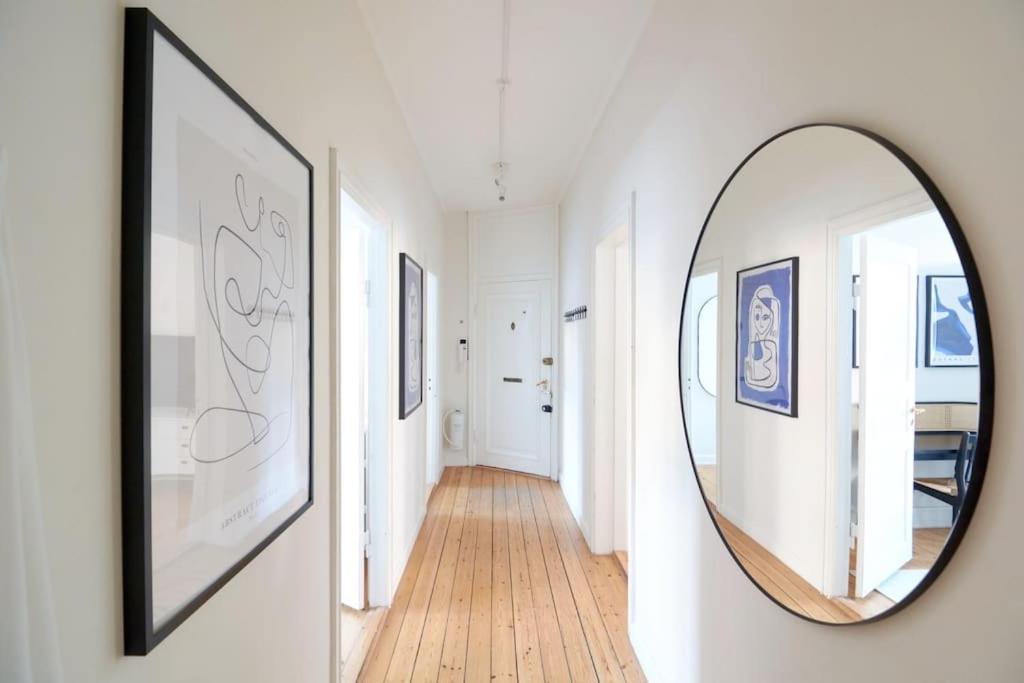Large & Stylish Flats In Trendy & Vibrant Neighbourhood Apartment