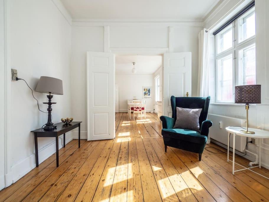 White Douplex Charm: Big Flat In The City Centre Apartment