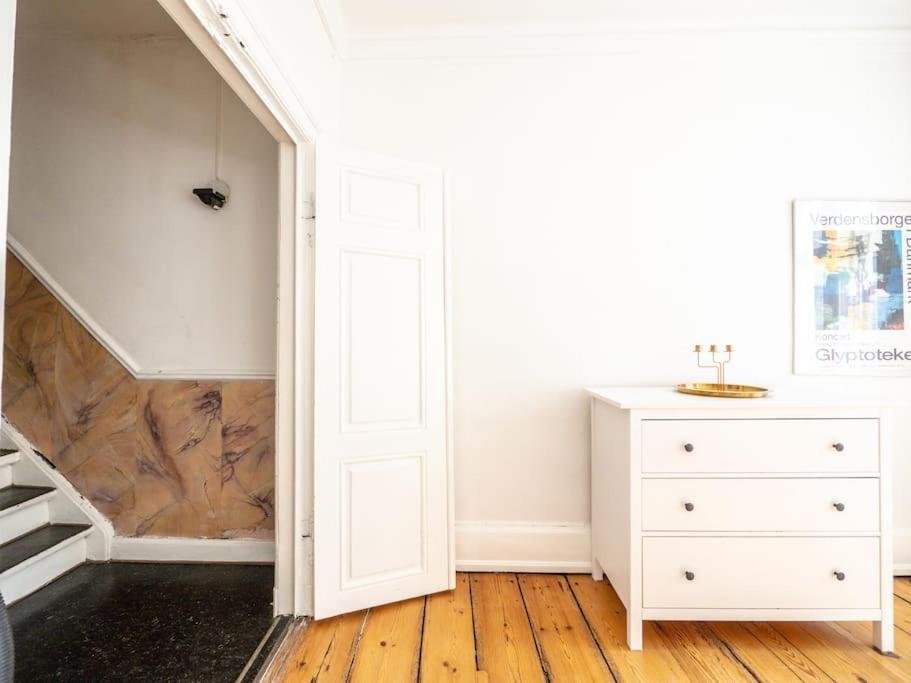 Apartment White Douplex Charm: Big Flat In The City Centre *