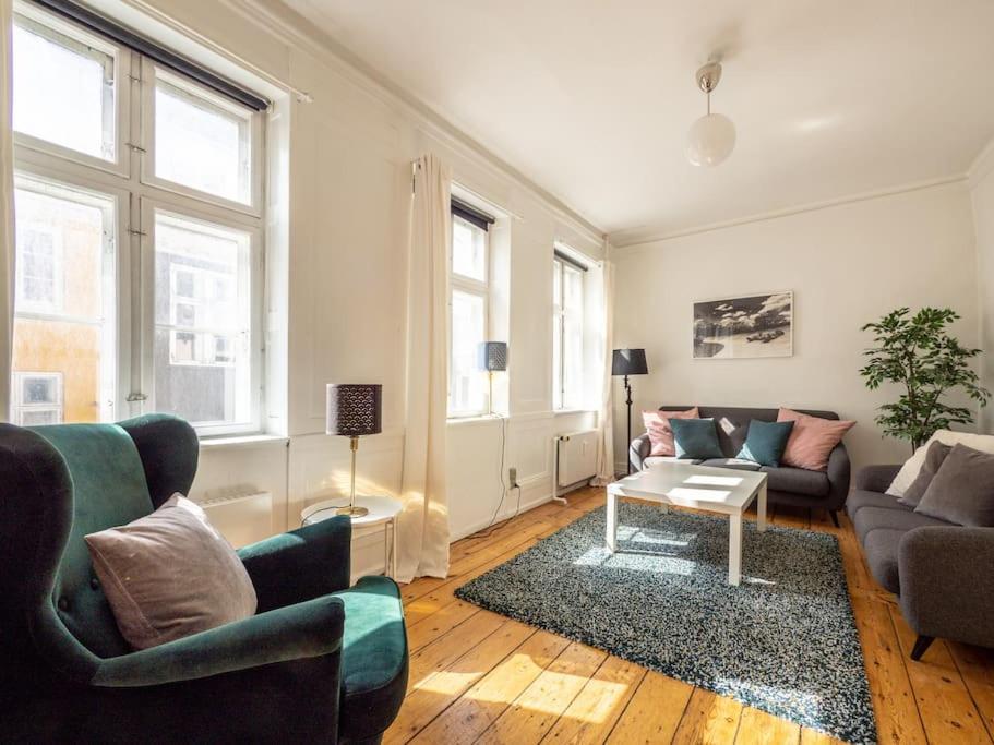 Apartment White Douplex Charm: Big Flat In The City Centre Kopenhagen