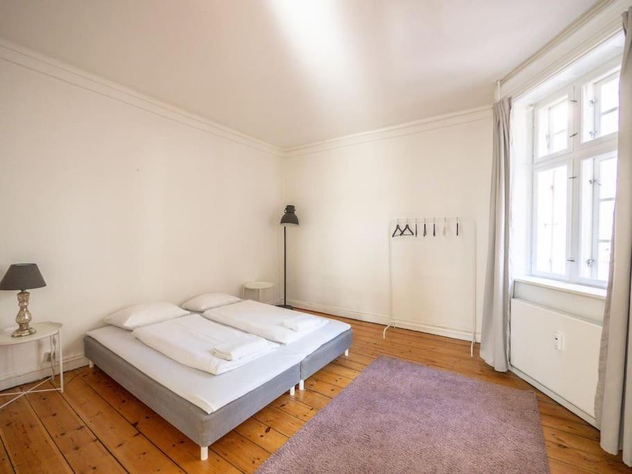 Apartment White Douplex Charm: Big Flat In The City Centre