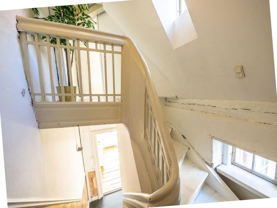 White Douplex Charm: Big Flat In The City Centre *