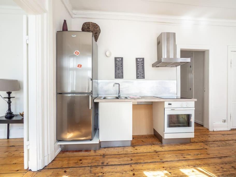 White Douplex Charm: Big Flat In The City Centre Apartment