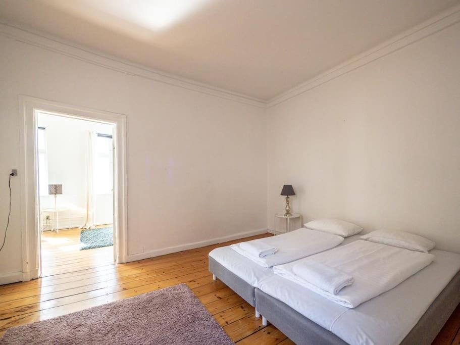 Apartment White Douplex Charm: Big Flat In The City Centre