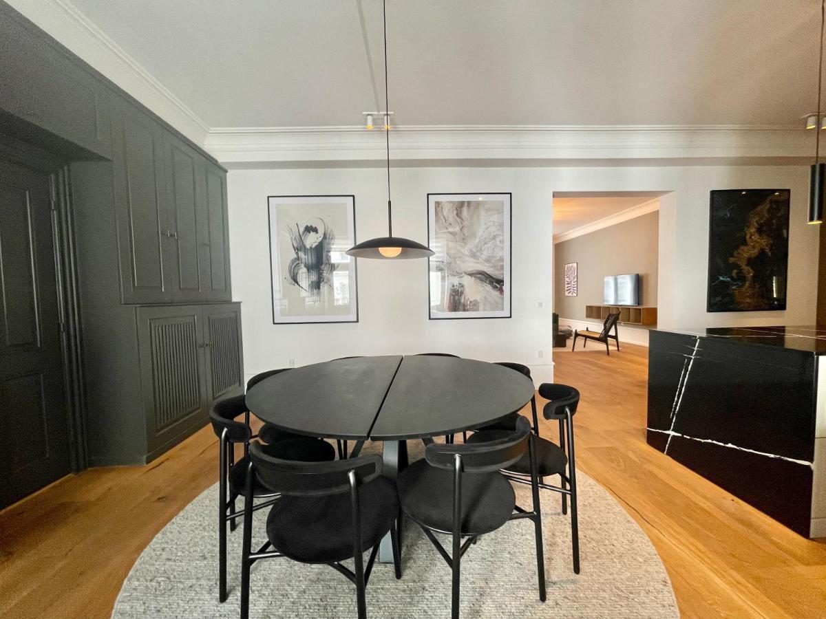 Beautiful 3 Bedroom Flat Next To The Marble Church Apartment