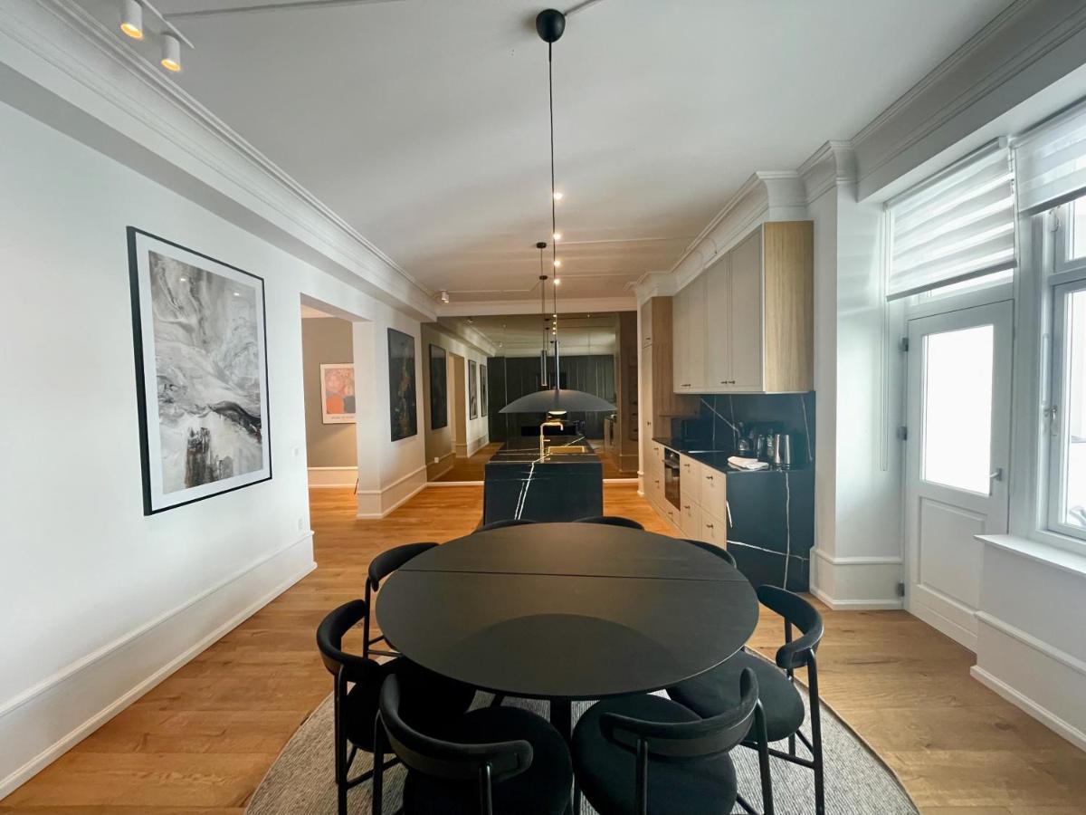 Beautiful 3 Bedroom Flat Next To The Marble Church Apartment *