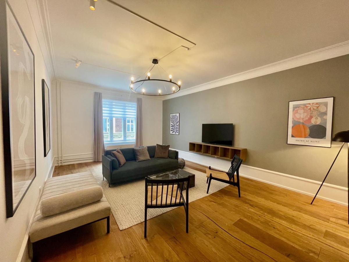 Beautiful 3 Bedroom Flat Next To The Marble Church Apartment