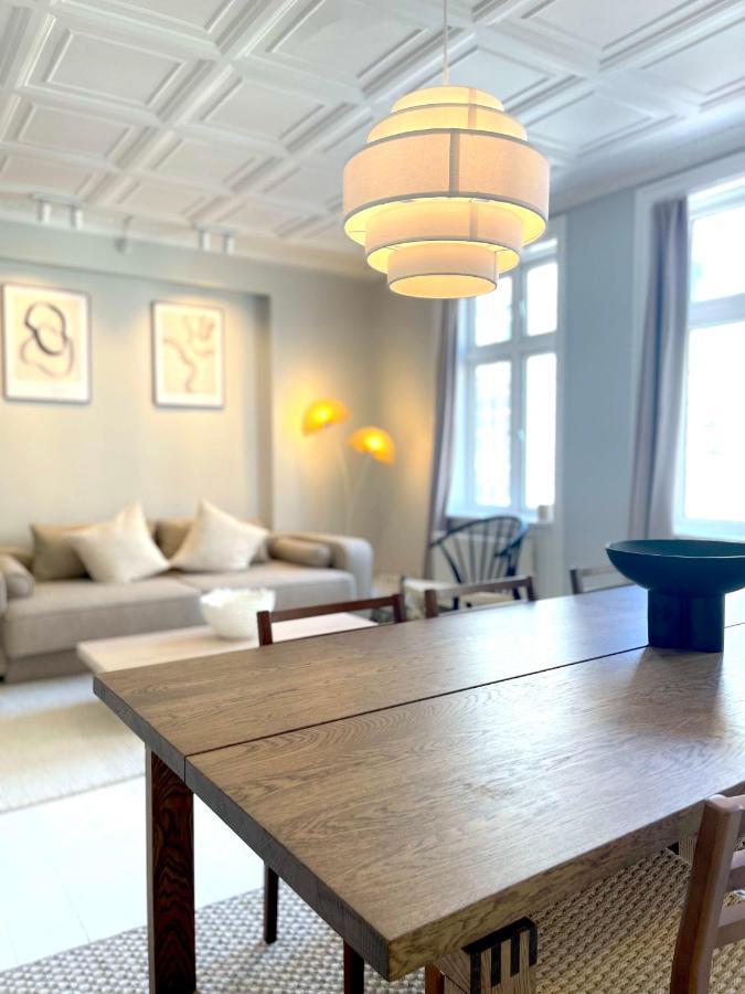 Two Bedroom Flat In Vibrant Area Apartment *