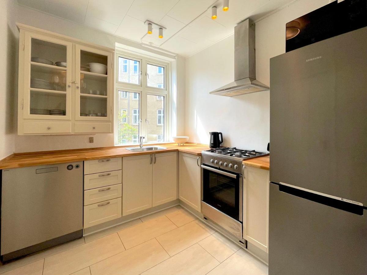 Two Bedroom Flat In Vibrant Area Apartment *