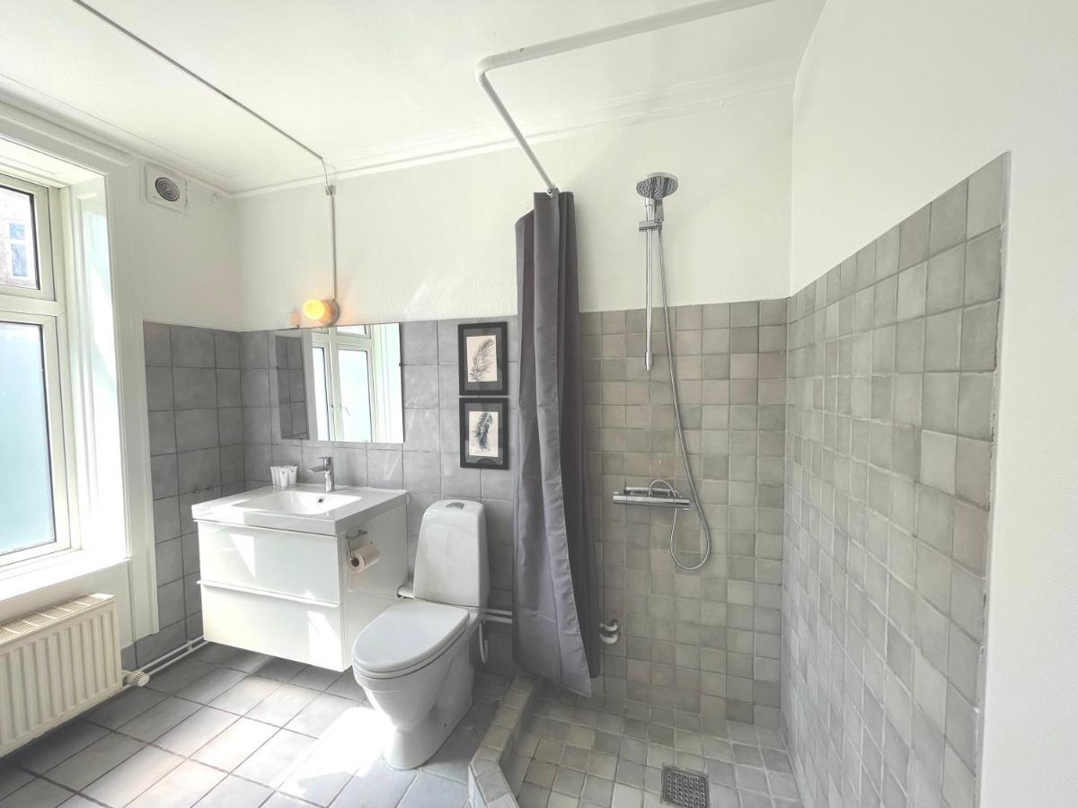 Two Bedroom Flat In Vibrant Area *