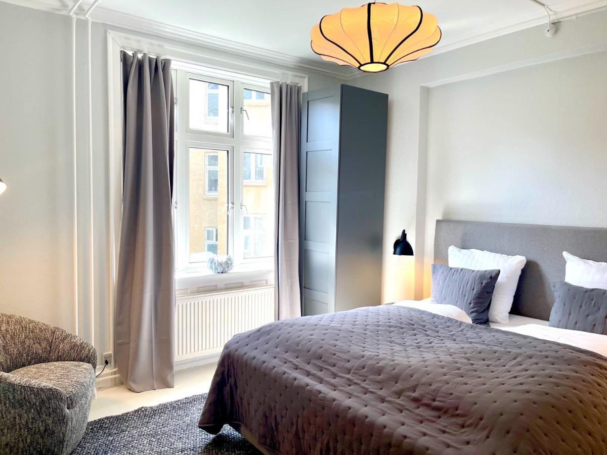 Two Bedroom Flat In Vibrant Area *