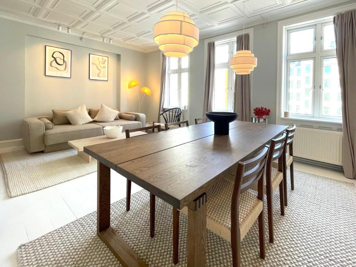 Two Bedroom Flat In Vibrant Area Apartment *