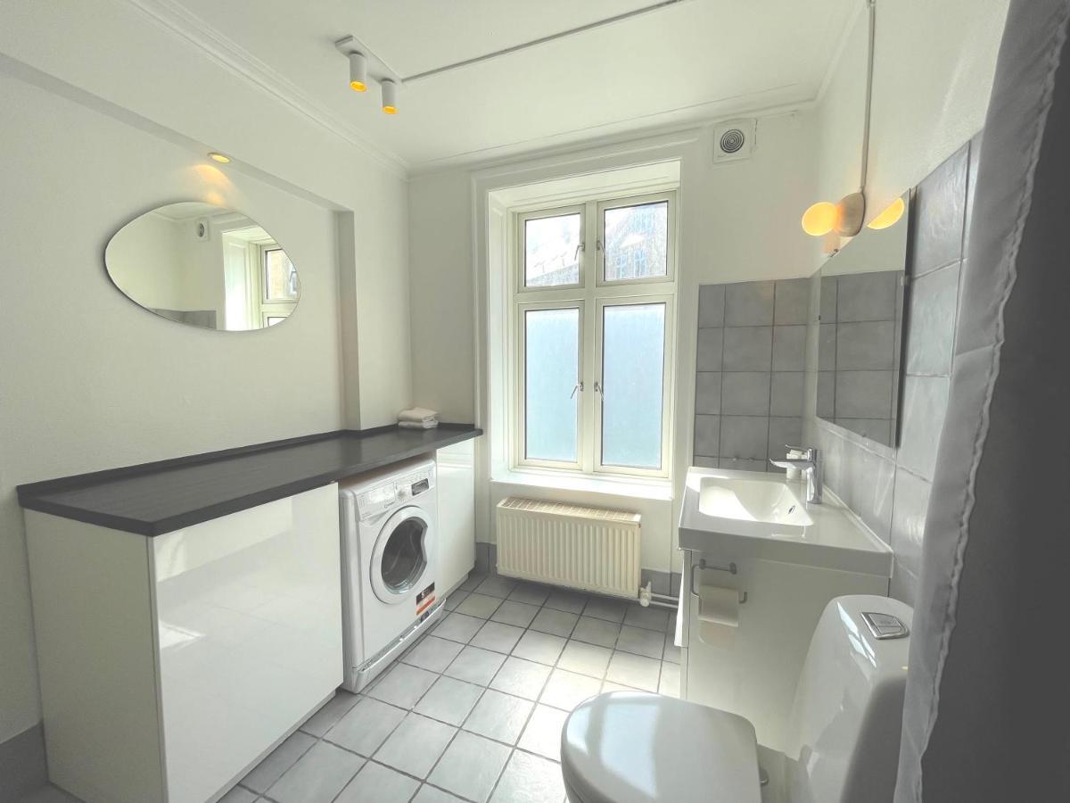 Two Bedroom Flat In Vibrant Area *
