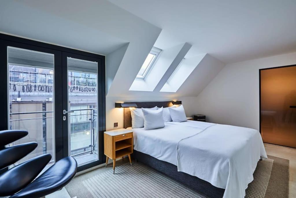 Luxurious 2 Bedroom Penthouse Apartment *