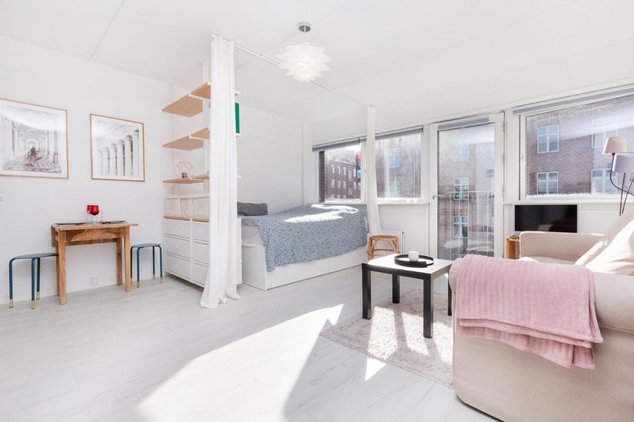 Lys & Moderne Lejlighed Med Stort Badevaerelse