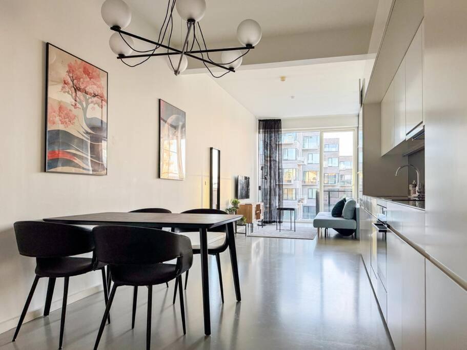Chic Atelier With Breathtaking Waterfront Apartment