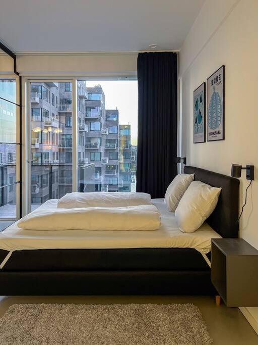 Chic Atelier With Breathtaking Waterfront Apartment