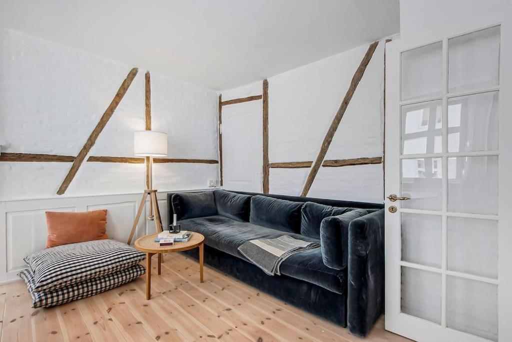 H.c. Andersens Hang Around Apartment