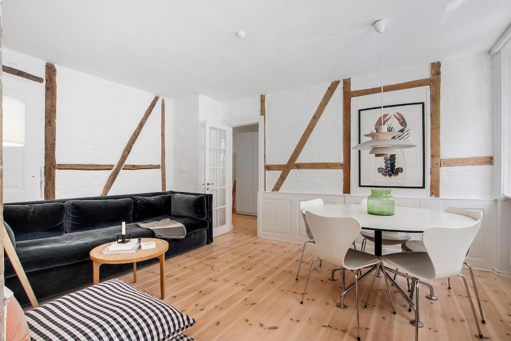 H.c. Andersens Hang Around Apartment *