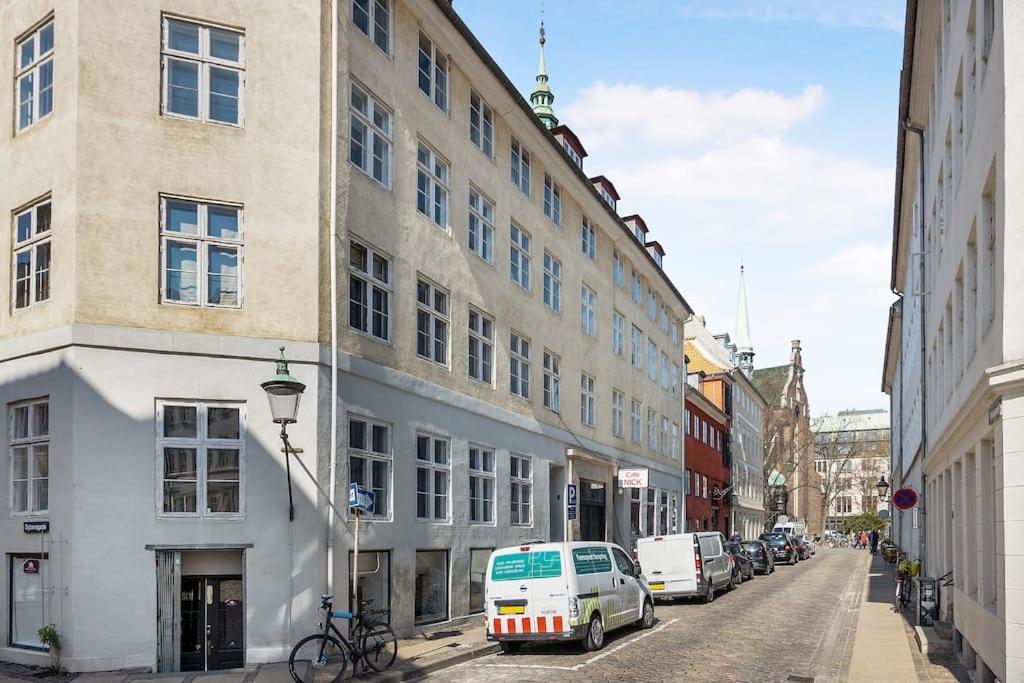 H.c. Andersens Hang Around