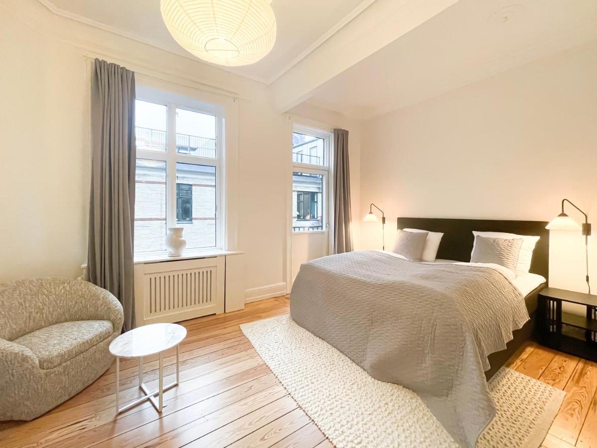 Large & Modern 4 Bedroom Flat Apartment *