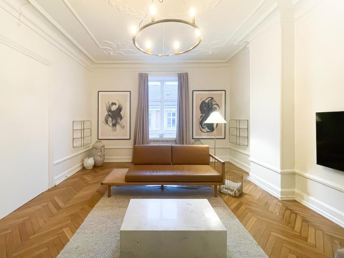 Large & Modern 4 Bedroom Flat Apartment *