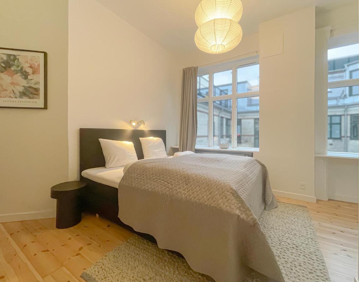 Large & Modern 4 Bedroom Flat Apartment *