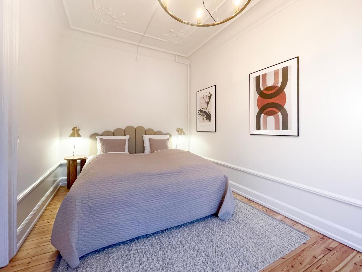 Large & Modern 4 Bedroom Flat Apartment *