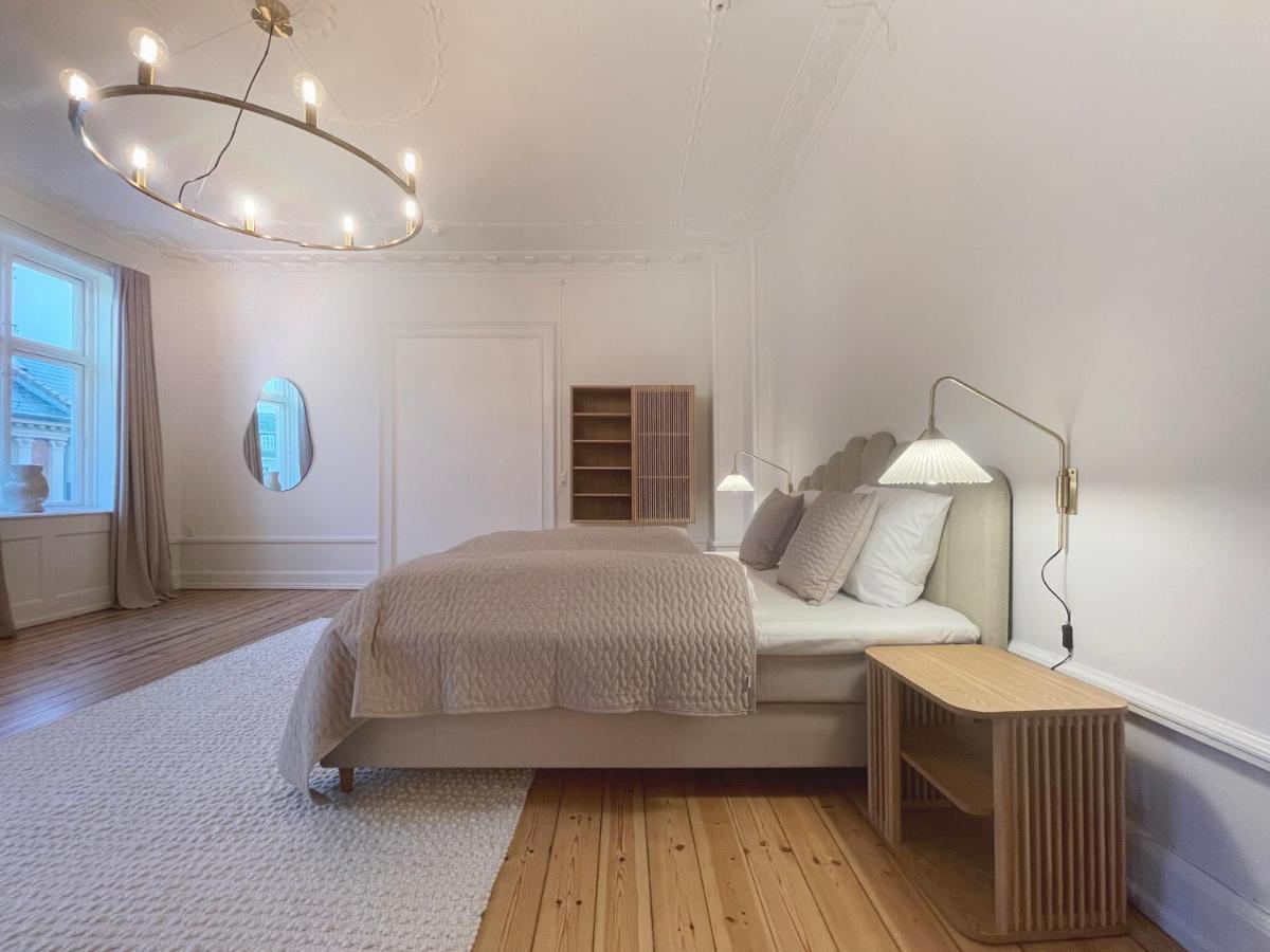 Large & Modern 4 Bedroom Flat *