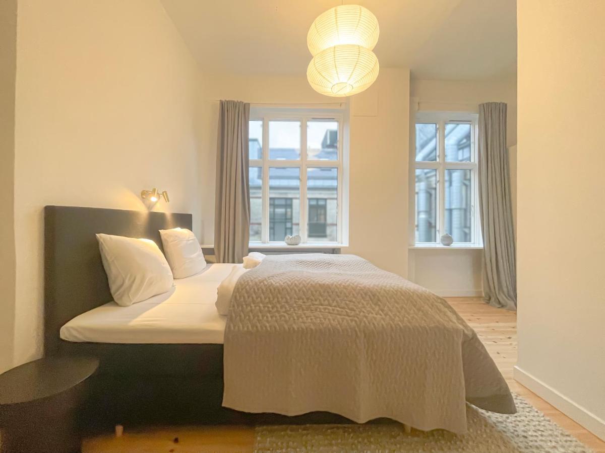 Large & Modern 4 Bedroom Flat Apartment *